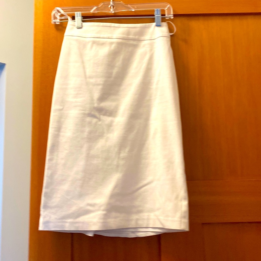 Le Chateau 🐝 3 for $35 White 00 pencil skirt with flair at back